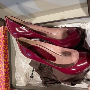 Red patent leather Gucci pumps